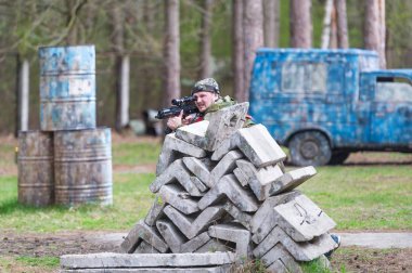 Paintball oyuncu yaz açık havada işareti ile