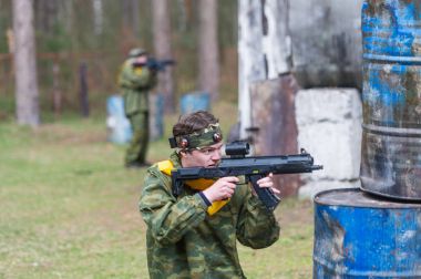 Paintball sporcu paslı varil arkasında pusuda