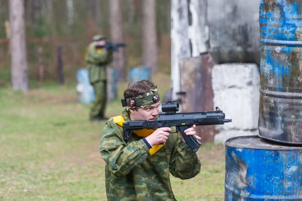 Equipe de paintball em batalha, armas com mira laser. jogo de