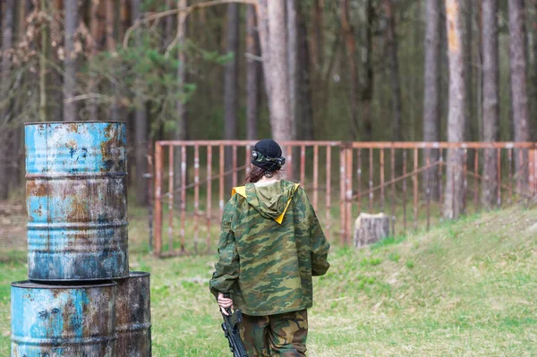 Mujer en un camuflaje militar sosteniendo el rifle de asalto —  Fotos de Stock