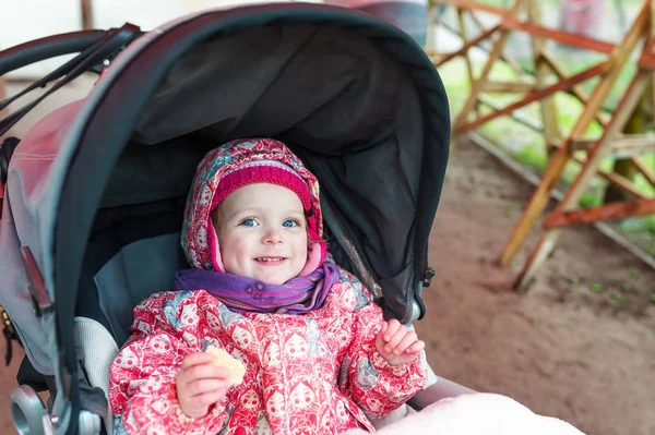 Çocuk arabası içinde oturan ve anne için bekleyen çok güzel kız bebek — Stok fotoğraf