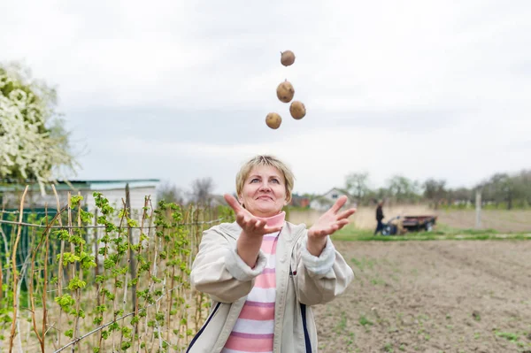 Vrouw jongleren met aardappel — Stockfoto