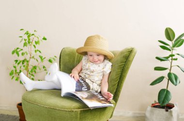 Hasır şapkalı küçük kız evde kitap okur