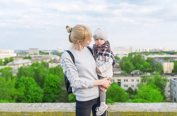 Portrait of young mother and daughter travellers standing on city roof — Stock Photo, Image