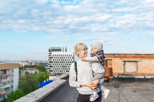 Портрет молодой матери и дочери путешественников, стоящих на крыше города — стоковое фото