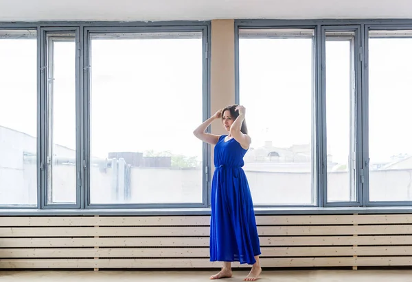 Dancer i dansestudio En kvinne som poserer ved et vindu – stockfoto