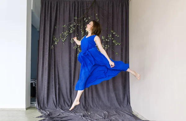 Giovane bella ballerina in abito blu in posa su uno sfondo di scuola di danza — Foto Stock