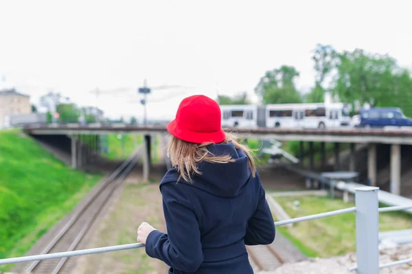 Junge Frau mit roter Mütze. Reisekonzept, weicher Fokus. — Stockfoto