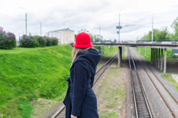戴红色帽子的年轻女人旅行家。旅游概念，软焦点. — 图库照片