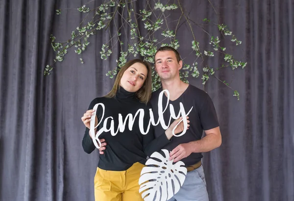 Retrato de pareja amorosa junto con cortinas en el fondo — Foto de Stock