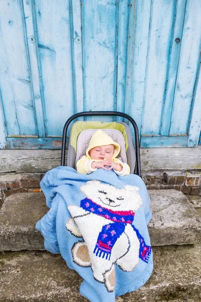 Mooie baby kind slaapt in wieg — Stockfoto