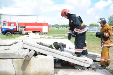 Kurtarma ekipleri ve gönüllü ve askeri ayrı moloz yaşam arayışı içinde. Demonstrasyon egzersizleri.