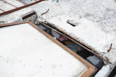 Kişinin altında yıkılan binanın parçaları ortaya çıkmıştır.