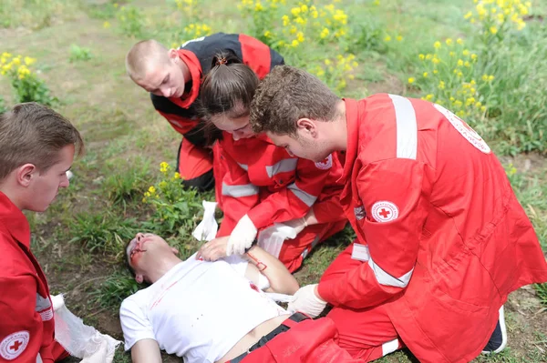 事故发生后给予急救人的医护人员。示范练习. — 图库照片