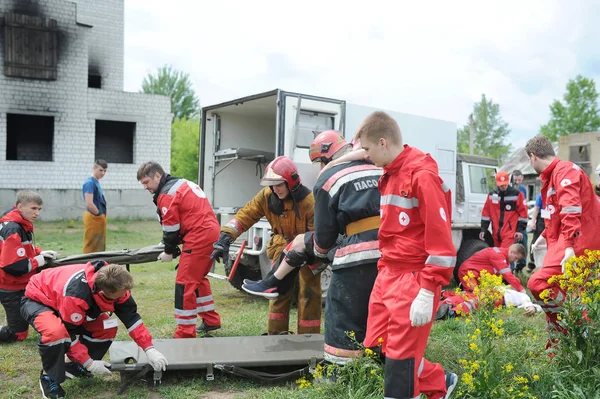 I paramedici danno il primo soccorso persona dopo l'incidente. Esercizi dimostrativi . — Foto Stock