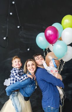 Stüdyoda Balonlu aile portresi