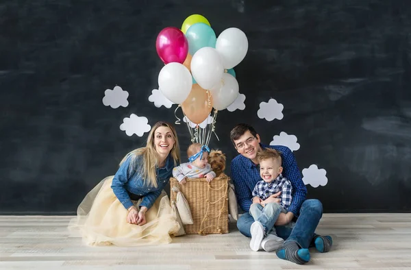 Retrato de familia feliz con dos niños pequeños y perro mascota — Foto de Stock