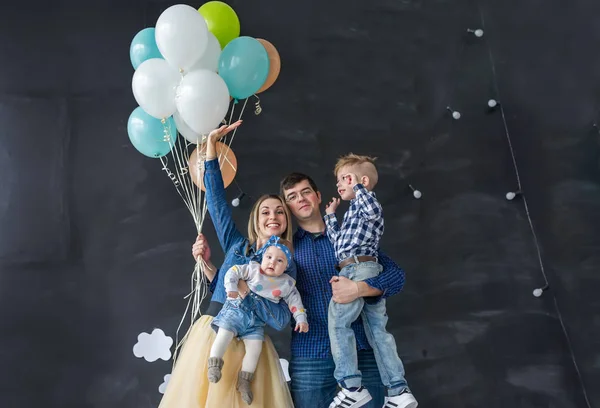 Retrato familiar con globos en el estudio — Foto de Stock