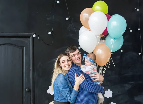 Retrato familiar con globos en el estudio — Foto de Stock