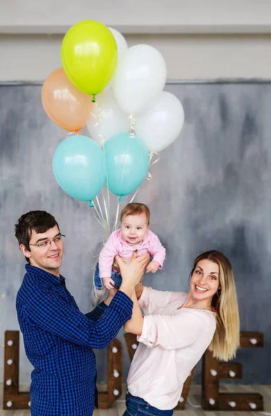 Padres felices y su hijita . — Foto de Stock