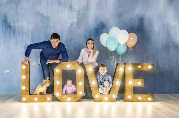 Retrato de la hermosa mamá, papá y niños encantadores en el estudio . — Foto de Stock