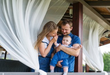 Genç aile evde eğleniyor.