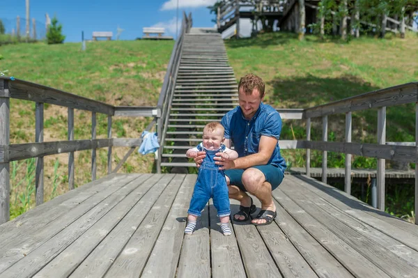 Första steg av liten flicka i sommaren park — Stockfoto