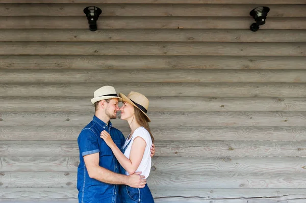 Jeune couple avec chapeaux . — Photo