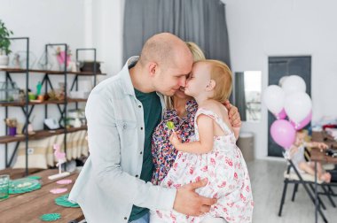 Mutlu aile ev ile vakit.