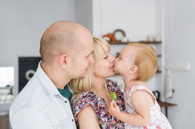 Mutlu aile ev ile vakit.