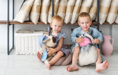 El yapımı oyuncaklar ile gülümseyen sarışın çocuk oyun