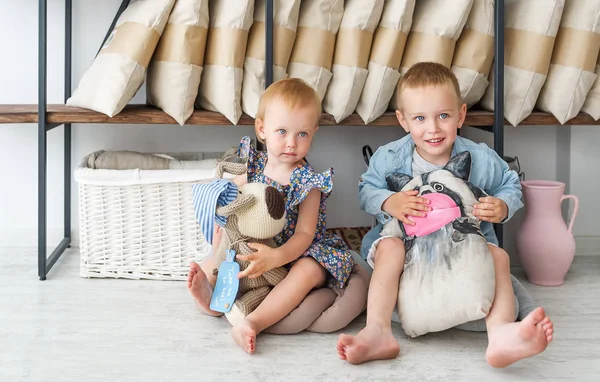 El yapımı oyuncaklar ile gülümseyen sarışın çocuk oyun