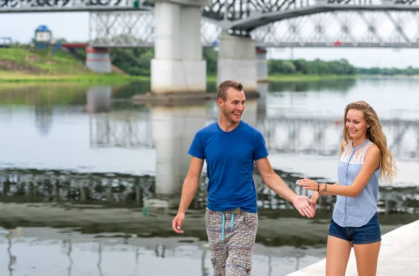 Vackra älskande par promenader vid floden utomhus — Stockfoto