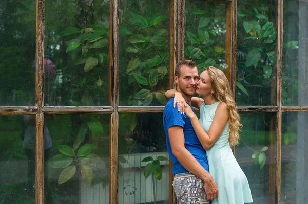 Retrato de pareja romántica joven en un jardín botánico —  Fotos de Stock