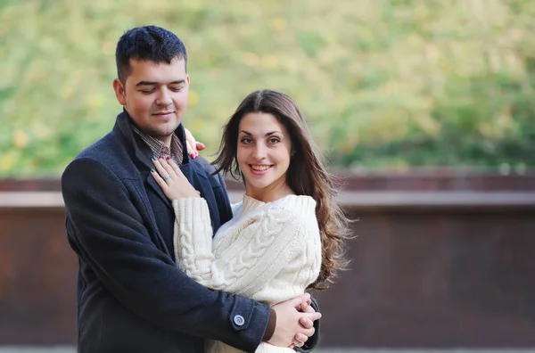 Retrato de pareja joven y feliz enamorada en el parque . —  Fotos de Stock