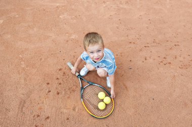 Tenis Kortu Tenis raket ve top oynama ufaklık. Yukarıdan görüntülemek  