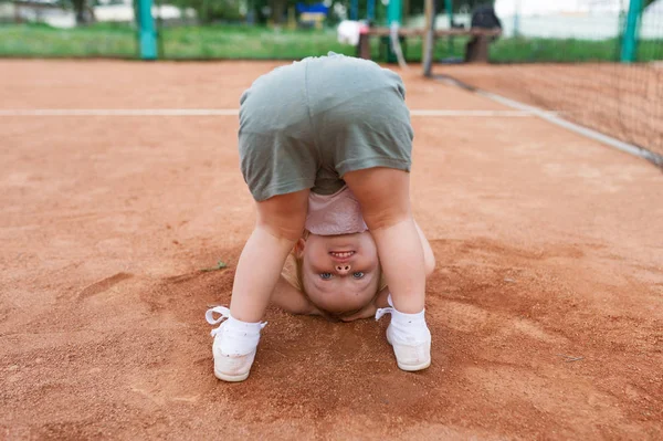Vista traseira da menina engraçada na quadra de tênis. Fechar. — Fotografia de Stock
