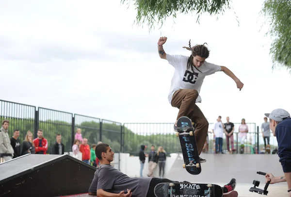 Teenargers memiliki kompetisi papan luncur ramah di Gomel. Fragmen skateboarder, yang membuat lompatan — Stok Foto