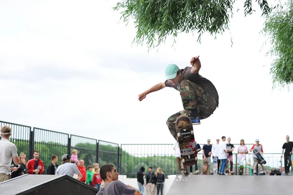 Fragmen skateboarder, yang membuat lompatan — Stok Foto