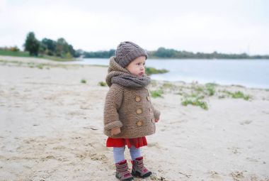 Su, göl veya nehir, ciddi bir yüz, soğuk s, izlerken kız bebek