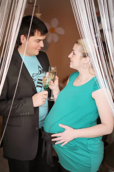 Kaukaski para spodziewa się dziecka picia szampana w nowym domu — Zdjęcie stockowe