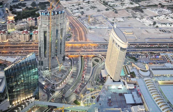 Mrakodrapy ve městě Dubaj. Spojené arabské emiráty. Večerní scény z Dubaje od výšky ptačí letu — Stock fotografie