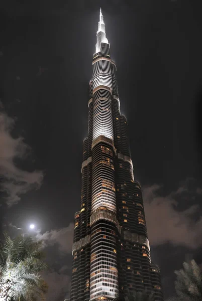 Uluslararası Dubai Kongre ve Sergi Sarayı kuleye çeşme gösteriden önce akşam bakış.     