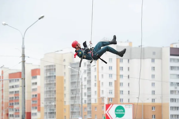 Industriële klimmer in de helm en uniform. Riskante baan. Extreme werk. — Stockfoto