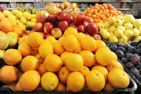 Vers fruit tentoongesteld op een boerenmarkt — Stockfoto