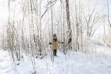 mutlu çocuk kar, iyi kış havası oynuyor