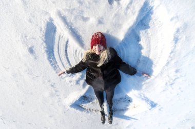 Gülümseyen kadın kar kış tatil kopya alanı ile yalan..
