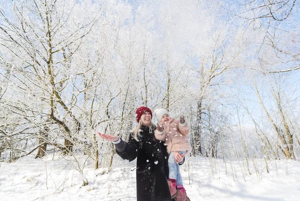 Jovem mãe e bebê filha em férias de inverno — Fotografia de Stock