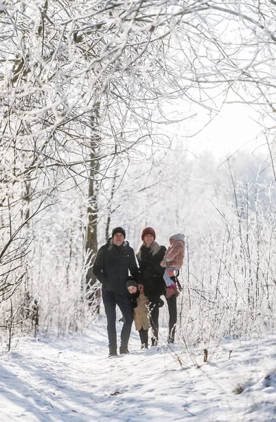 Rodinné procházky na zimní město s mými dětmi — Stock fotografie