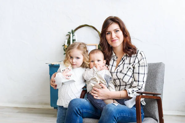Jeune Mère Avec Petit Deux Enfants Dans Intérieur Chambre Portrait — Photo